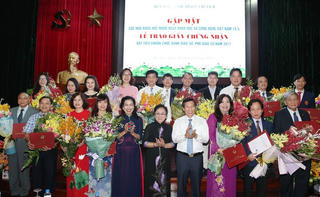 Bộ VHTTDL trao giấy chứng nhận cho GS, PGS đạt chuẩn năm 2017
