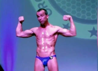 Nghị lực phi thường của chàng lực sĩ bị bại não