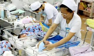Hai sự cố nhầm con ở Hà Nội: Bài học cho các cơ sở y tế
