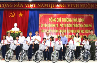Phó Thủ tướng Thường trực tặng xe đạp cho học sinh biên giới nghèo hiếu học