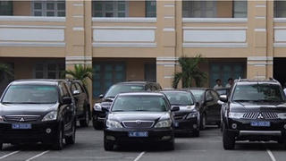 Cán bộ đi bằng gì?