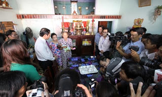 Chủ tịch thành phố đến tận nhà trao giấy khai sinh cho trẻ vừa chào đời