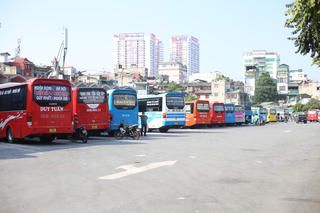 {ẢNH} Bến xe Hà Nội: Trăm xe chở 'gió' sau gần 2 tuần hoạt động trở lại