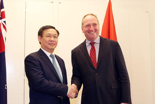 Thêm cơ hội xuất khẩu tôm tươi nguyên con và thanh long