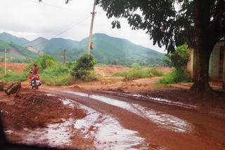 Tính mạng treo bên mỏ sắt