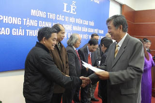 Cần tập trung nghiên cứu  những tộc người ít được đề cập