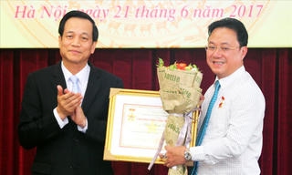 Lãnh đạo Báo Đại Đoàn Kết nhận Kỷ niệm chương Vì sự nghiệp LĐ-TB&XH