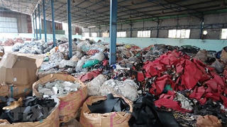 Đổ trộm hàng trăm tấn rác thải vào kho của người khác