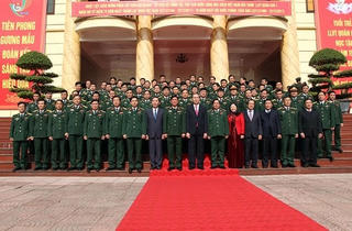 Chủ tịch nước thăm và làm việc với lực lượng vũ trang Quân khu 1