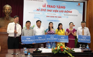 Trao tặng xe thư viện đa phương tiện lưu động cho 5 tỉnh