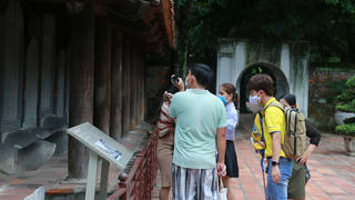 Du lịch loay hoay vượt bão