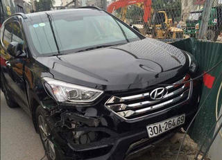Nâng xe 7 chỗ để đưa đôi nam nữ kẹt dưới gầm đi cấp cứu