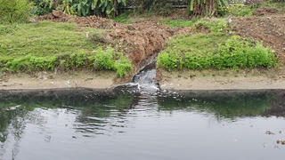 Phớt lờ văn bản 2 bộ, nước thải đen kịt vẫn xả thẳng ra sông Cầu