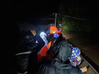 Nhà báo xuyên đêm cứu người trong đỉnh lũ