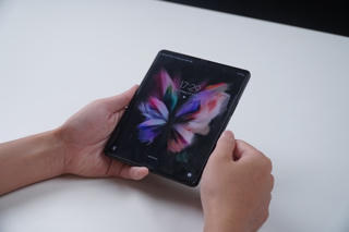 Có gì bên trong Samsung Galaxy Z Fold3?