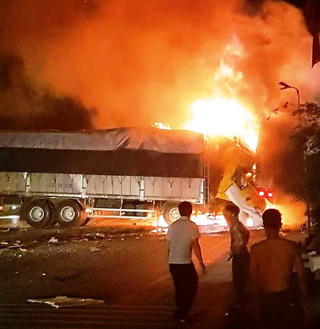 Thanh Hóa: Tai nạn thảm khốc nửa đêm, 2 người bị thiêu chết trong cabin