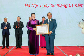 Thủ tướng trao tặng Huân chương Đại đoàn kết dân tộc cho Chủ tịch Quốc hội