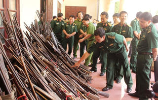 Đồng bào dân tộc tự nguyện giao nộp trên 2.000 súng và nòng súng săn các loại
