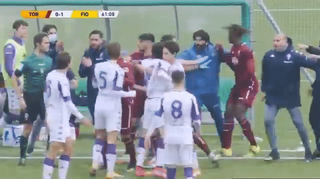 [VIDEO] Hai đội bóng lao vào hỗn chiến vì hành vi phi thể thao