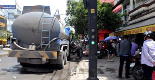 Đón cháu đi học về bị xe bồn tông trúng, 3 ông cháu thương vong