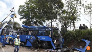 Xe bus đâm cột điện, 14 người chết thảm
