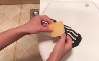Mẹo vặt: Chỉ một chiếc tất và mẩu xà phòng thừa sạch mùi hôi toilet