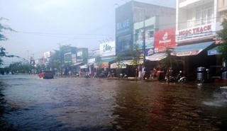 Mưa to, lũ lớn tiếp tục uy hiếp miền Trung