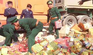 Rủ bạn cùng đi gùi hơn 32 kg pháo lậu