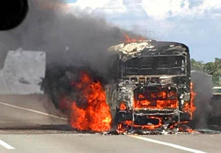 Xe khách cháy rụi trên cao tốc Trung Lương