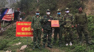 Nghệ An: Thăm, tặng quà các điểm phòng chống dịch Covid-19