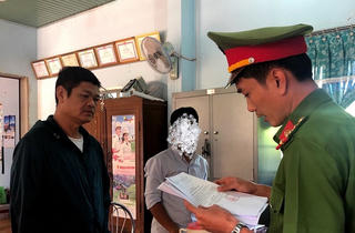 Mâu thuẫn chuyện tiền bạc, mua xăng đốt đối tác làm ăn