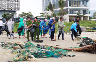 Hơn 300 tấn rác tấp vào các bãi biển Đà Nẵng