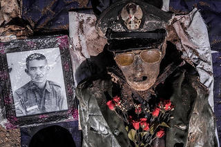 Cho người chết ‘sống lại’, chụp ảnh cùng gia đình