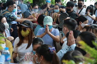 Dân Hà Nội vẫn nườm nượp đi lễ, 'coi thường' Covid-19