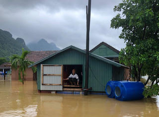 Quảng Bình: Dân Tân Hóa ở nhà bè nên không sợ lũ