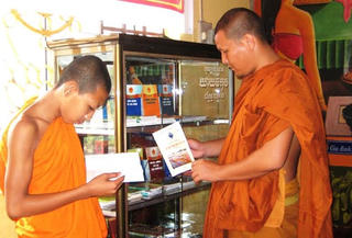 Nhân rộng mô hình trang bị tủ sách pháp luật cho các điểm chùa