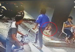 Tài xế xe buýt rút dao đâm người sau va chạm giao thông