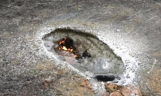 Vật thể lạ bốc cháy trên đỉnh núi Trung Quốc