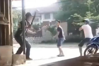 Ba thanh niên chém nhau loạn xạ giữa phố vì ghen