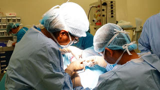 Bé trai 7 tuổi mang hai căn bệnh bẩm sinh hiếm gặp