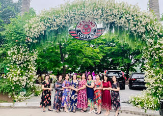 Hà Nội: Hàng nghìn bông hoa loa kèn khoe sắc thu hút đông đảo người dân đến chụp ảnh
