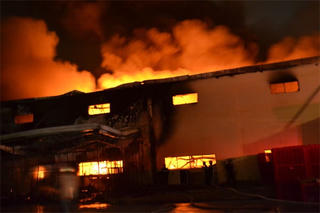 Hỏa hoạn thiêu rụi hàng ngàn m2 nhà xưởng trong đêm ở Đồng Nai