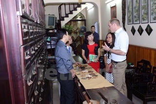 Hoàng tử Anh William thăm cửa hàng Đông y trên phố cổ Hà Nội