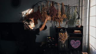 Cô gái Việt lưu giữ vẻ đẹp của hoa tươi theo cách riêng