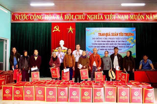 Bí thư Tỉnh ủy Quảng Nam tặng quà cho bà con vùng rốn lũ
