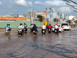 Bạc Liêu:  Mùng 5 Tết, triều cường ‘ngăn’ người dân du xuân