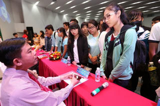 Ngày hội Tư vấn tuyển sinh - hướng nghiệp 2017:  Giải đáp băn khoăn tuyển sinh