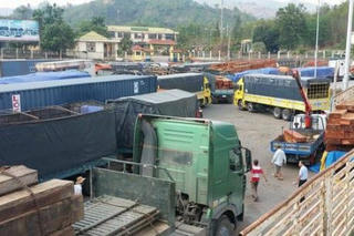 Phương tiện qua Cửa khẩu quốc tế Lao Bảo tăng đột biến