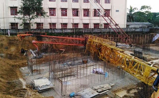 Cần cẩu sập đè chết một học sinh chơi thể thao