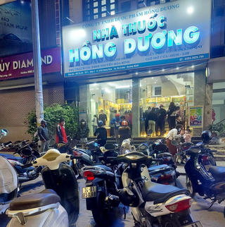 Quảng Ninh: Nửa đêm người dân đổ xô đi 'săn lùng' kit test Covid-19